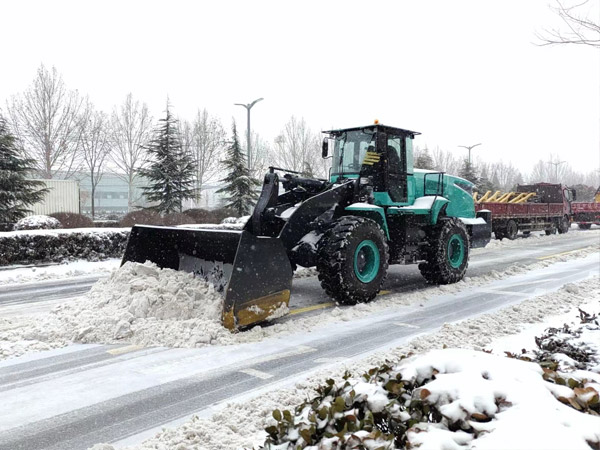 除雪保畅，尊龙凯时铁肩道义勇担重任！